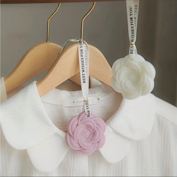 NIB Camellia Fragrance Wax Pendant - Picture 4 of 9